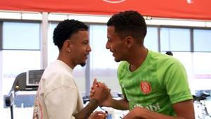 Savinho y Ounahi, saludándose en la visita del brasileño a la ciudad deportiva del Girona