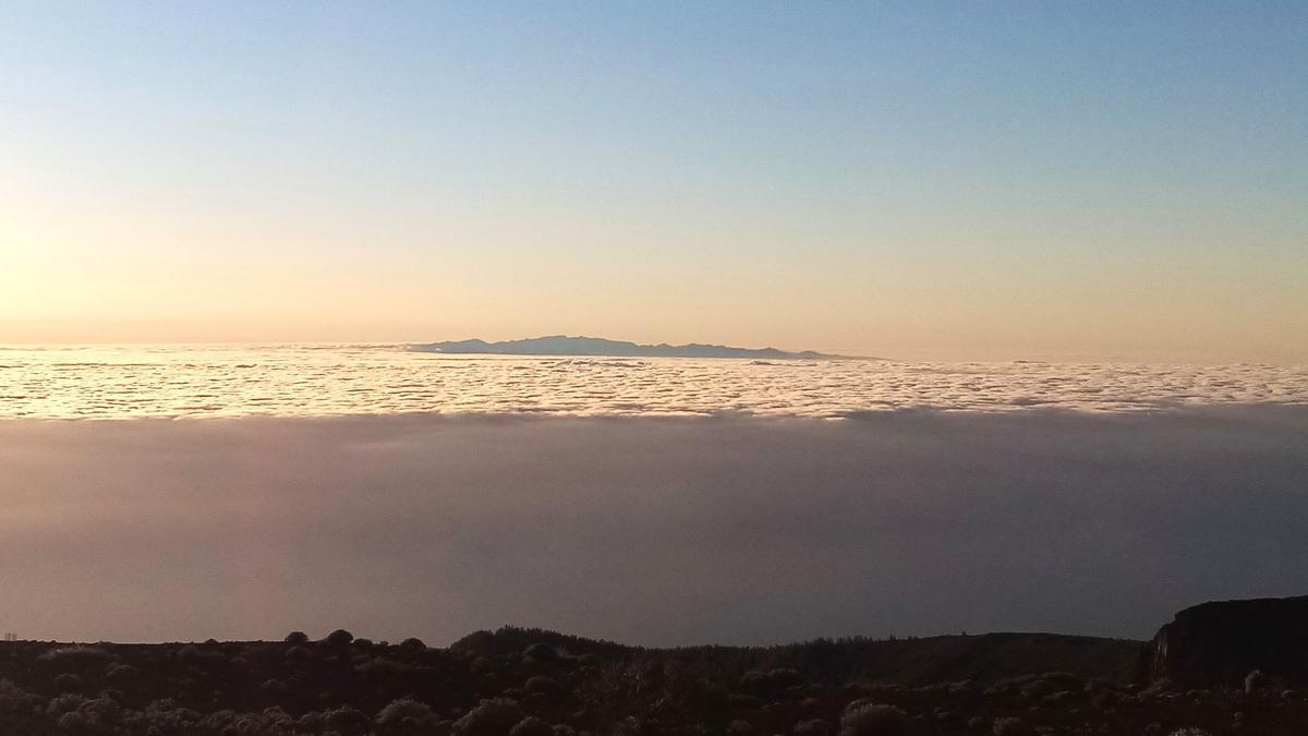 Vista de Gran Canaria al fondo desde Izaña (Tenerife).