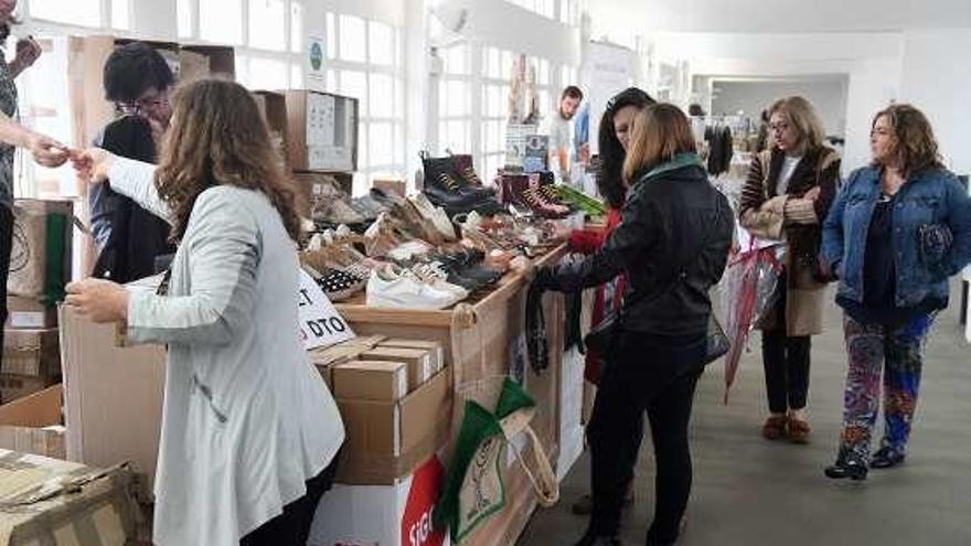 Algunos de los puestos de la feria, ayer.