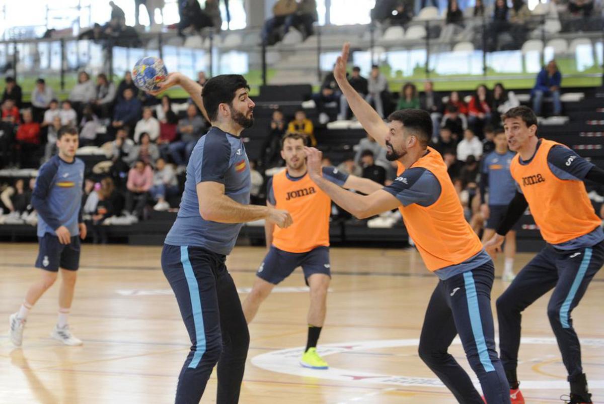 Un instante del entrenamiento
a puertas abiertas de ayer.   | // BERNABÉ/JAVIER LALÍN