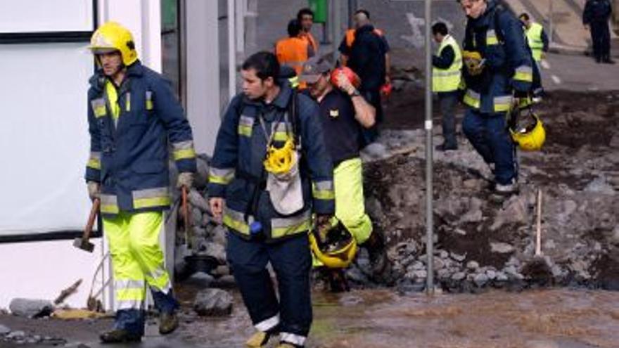 Madeira sigue buscando cadáveres en los vehículos y las casas sepultadas por toneladas de lodo