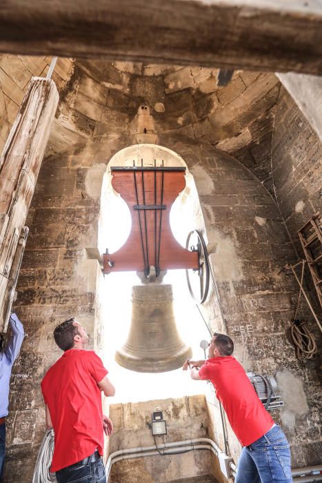 Imágenes de los campanarios de Santiago el Mayor, Catedral y Nuestra Señora de Monserrate en Orihuela y San Martín de Callosa. El Consell ha protegido como BIC sus campanas góticas.