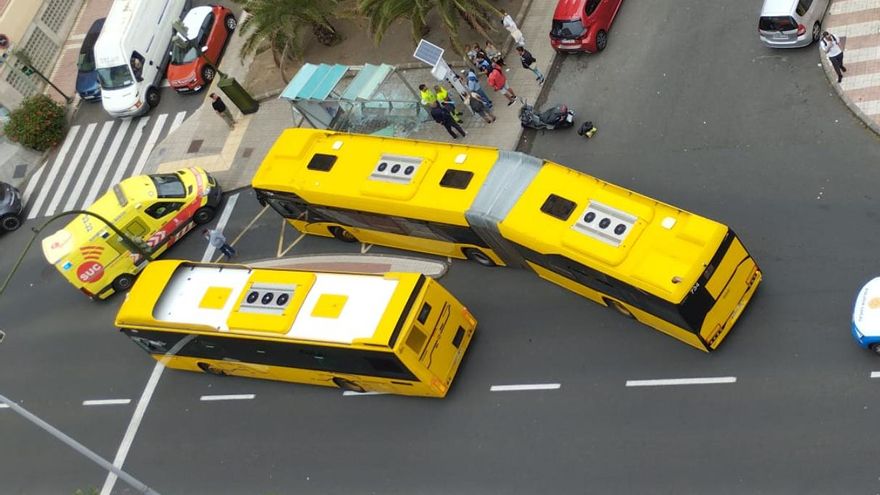 Una guagua choca contra una marquesina en Las Palmas de Gran Canaria