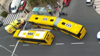 Una guagua choca contra una marquesina en Las Palmas de Gran Canaria