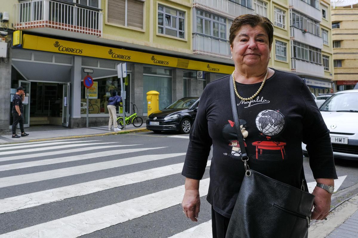 Ángeles Guadarrama, usuaria de la oficina de Correos de Arenales.
