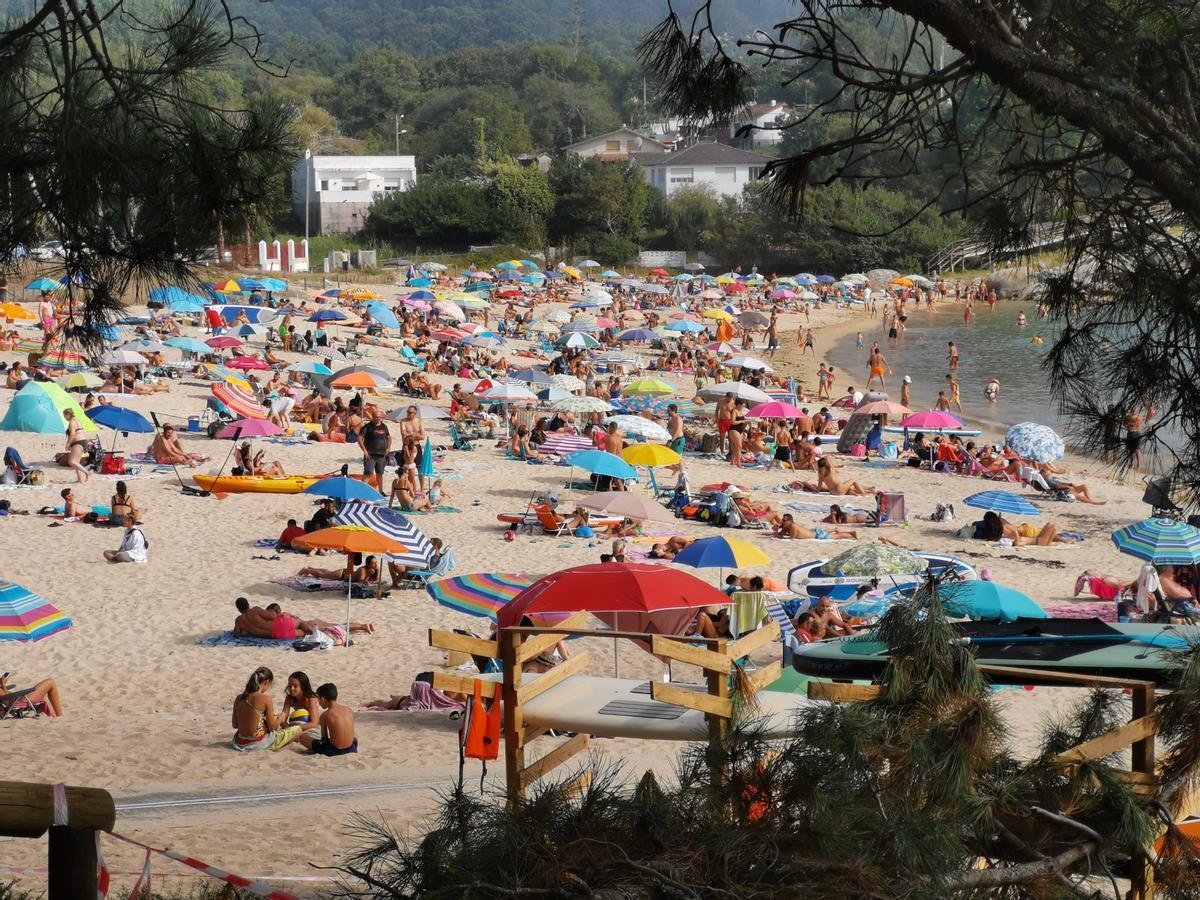 La playa de Area de Bon en un día de gran afluencia de visitantes el pasado verano.