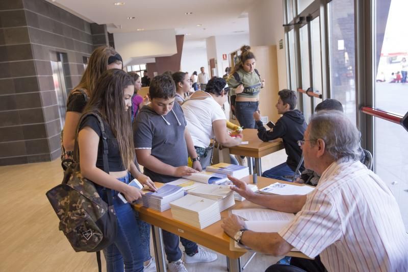 FUERTEVENTURA - FERIA DEL LIBRO FUERTEVENTURA 2018 - EN LA FOTO ALUMNOS DEL IES SAN DIEGO DE ALCALA - 18-05-18  | 18/05/2018 | Fotógrafo: Gabriel Fuselli