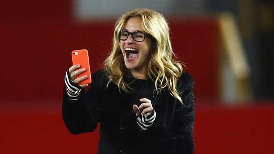 Julia Roberts con su teléfono móvil