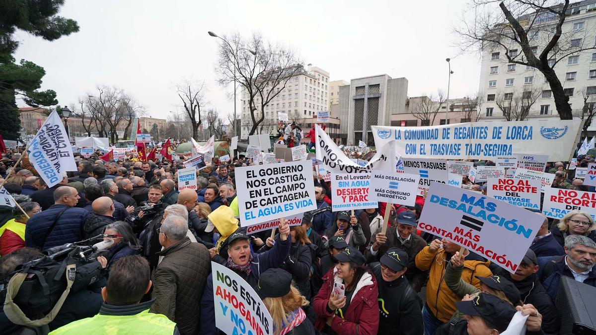 Manifestación de regantes ante el Ministerio de Transición Ecológica contra el recorte del trasvase Tajo-Segura