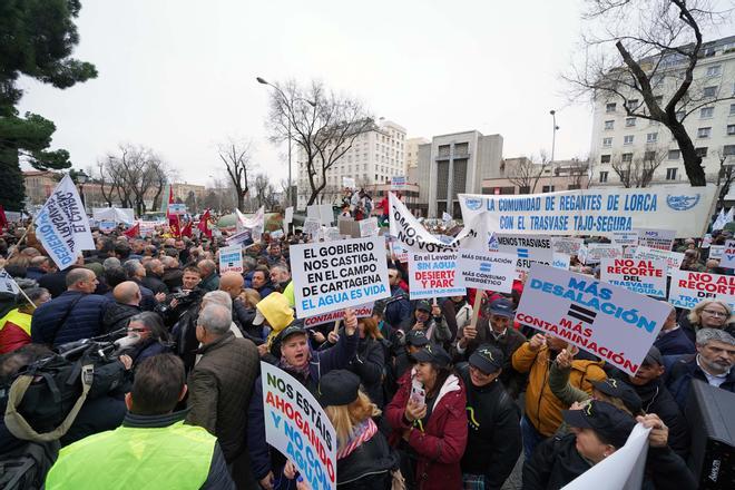 Manifestación de regantes ante el Ministerio de Transición Ecológica contra el recorte del trasvase Tajo-Segura
