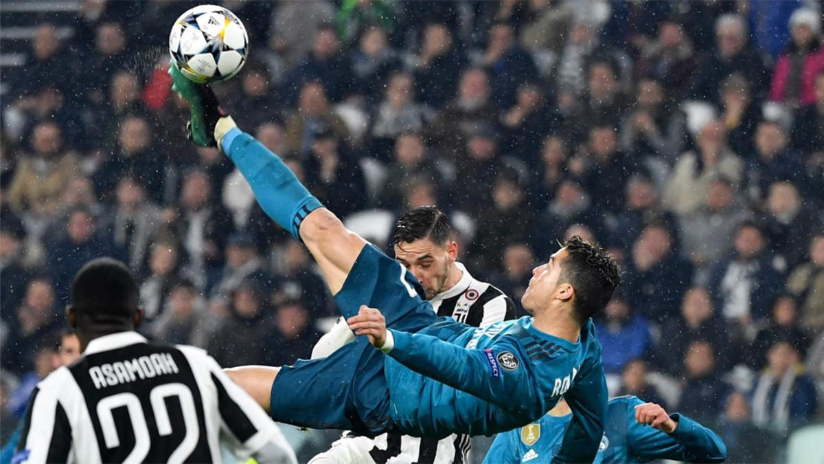 Cristiano Ronaldo remata a gol durante el Juventus - Real Madrid de la Champions 2017/18