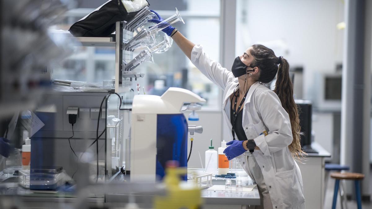 Una científica trabaja en un laboratorio de Barcelona, en una imagen de archivo.