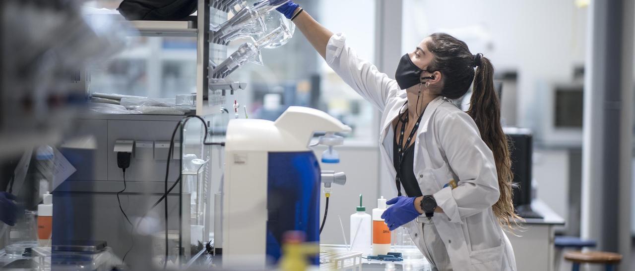 Una científica trabaja en un laboratorio de Barcelona, en una imagen de archivo.