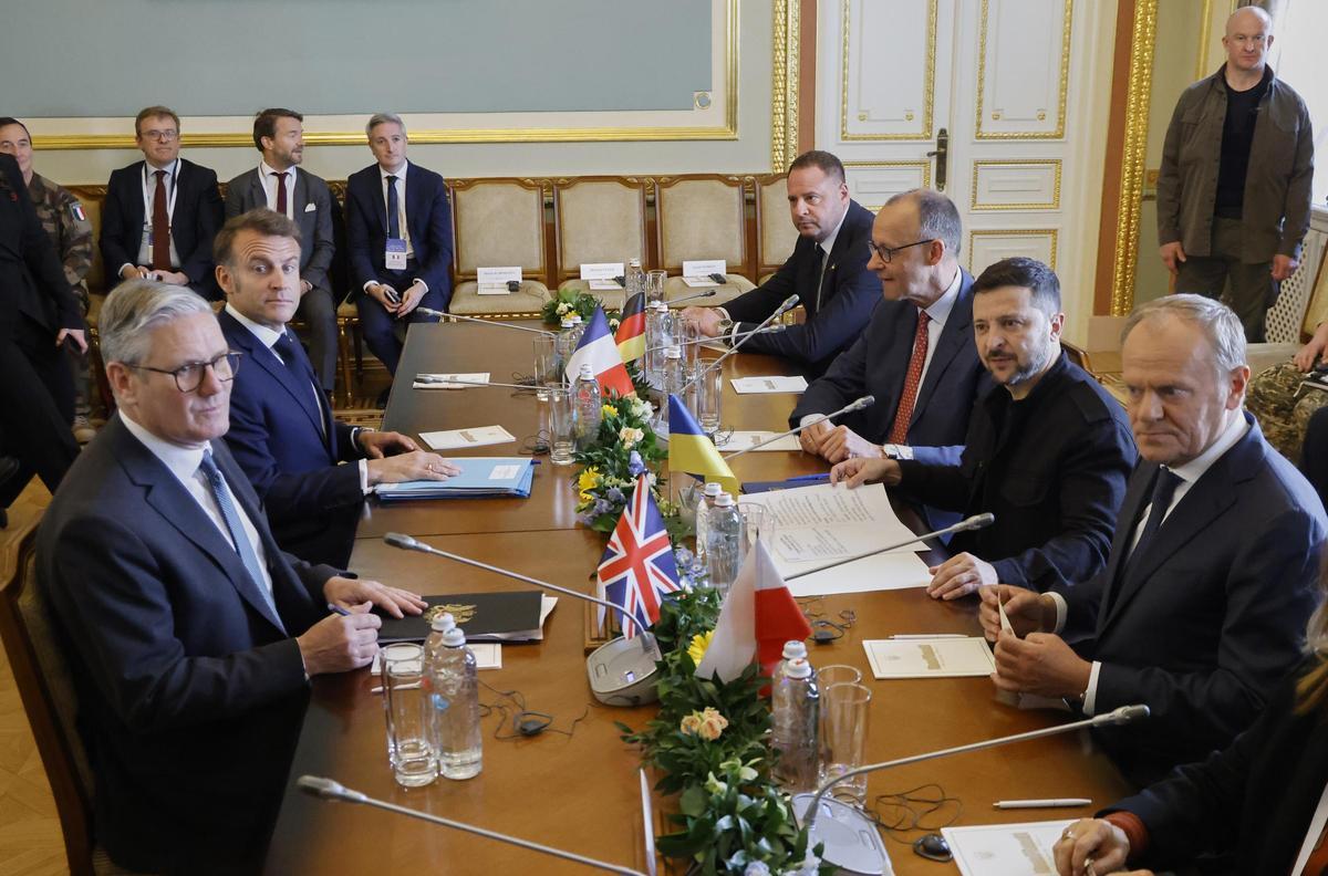 Emmanuel Macron, Keir Starmer, Friedrich Merz, Volodímir Zelenski y Donald Tusk, durante la reunión celebrada este sábado en Kiev. Emmanuel Macron, Keir Starmer, Friedrich Merz, Volodímir Zelenski y Donald Tusk, durante la reunión celebrada este sábado en Kiev.