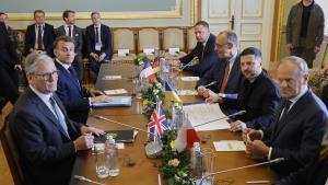 Emmanuel Macron, Keir Starmer, Friedrich Merz, Volodímir Zelenski y Donald Tusk, durante la reunión celebrada este sábado en Kiev.