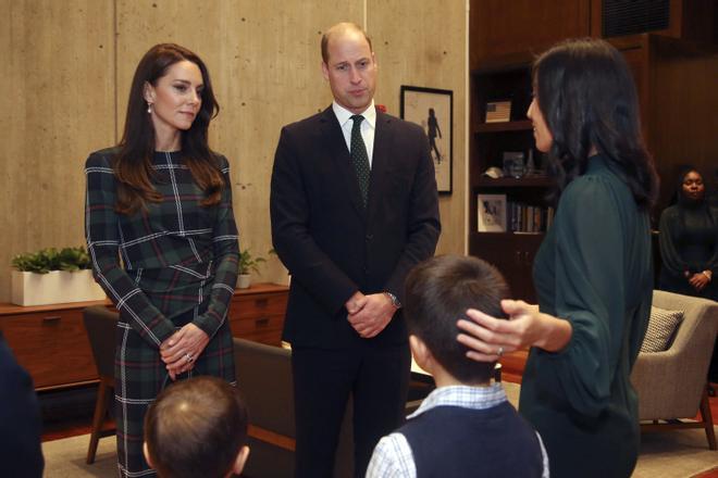 Kate Middleton con vestido tartán junto al Príncipe Guillermo
