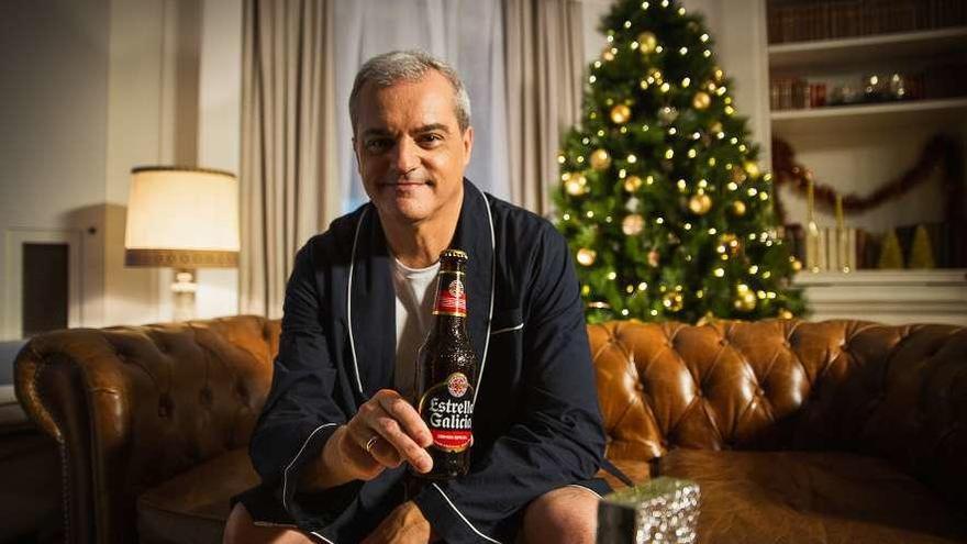 El presentador Ramón García con una cerveza Estrella Galicia.