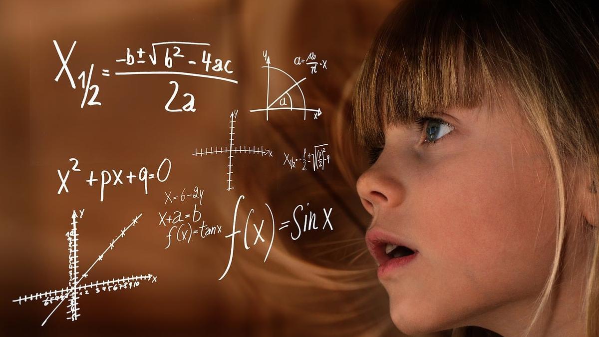 Fotomuntatge d'una nena i equacions matemàtiques
