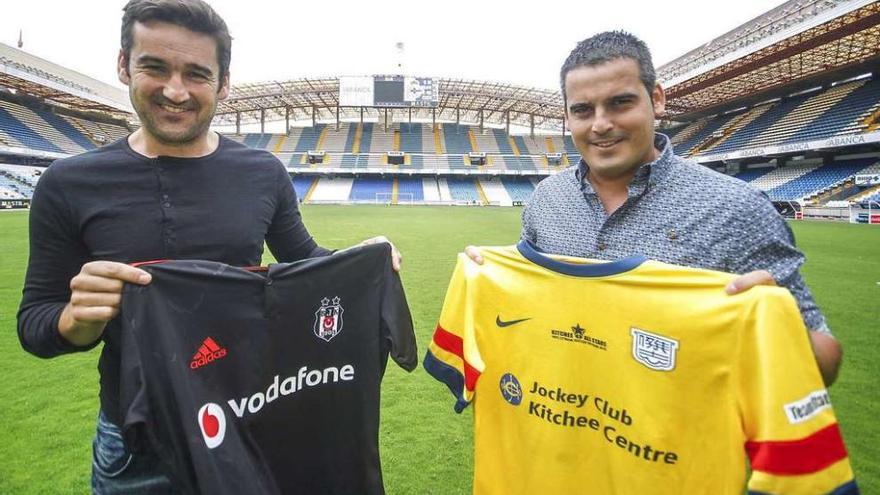 José Sambade, a la izquierda, y su hermano Roberto, posan con las camisetas de sus respectivos equipos.