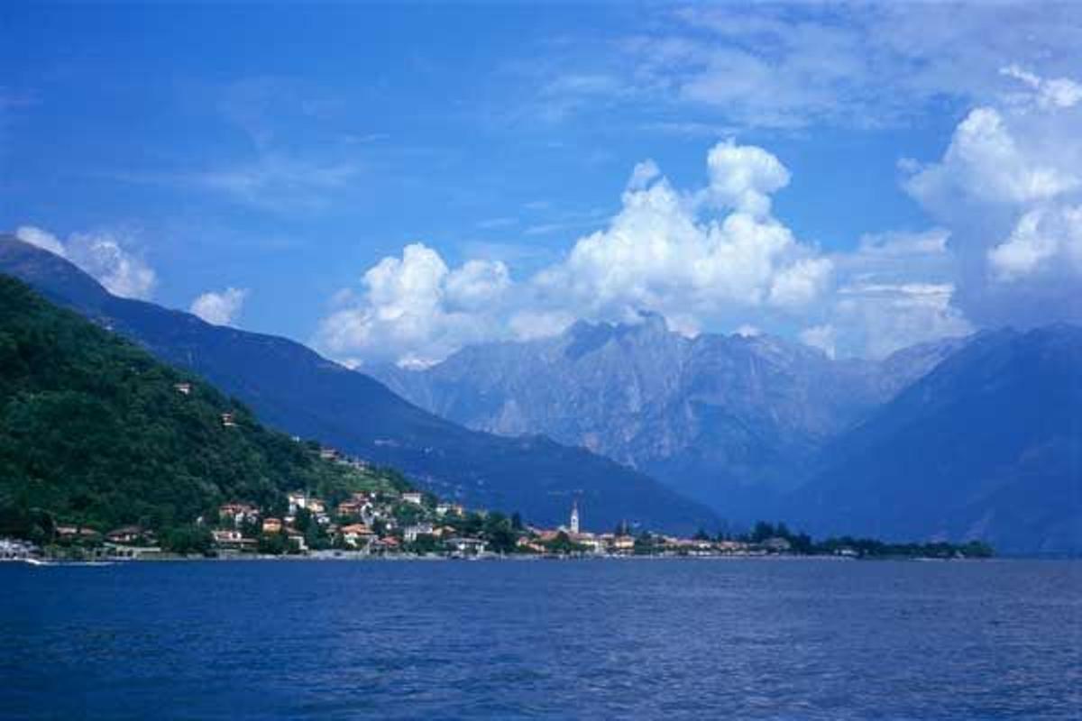 Vista del Lago Como con la villa de Verenna y el monte Bernina de los Alpes al fondo.