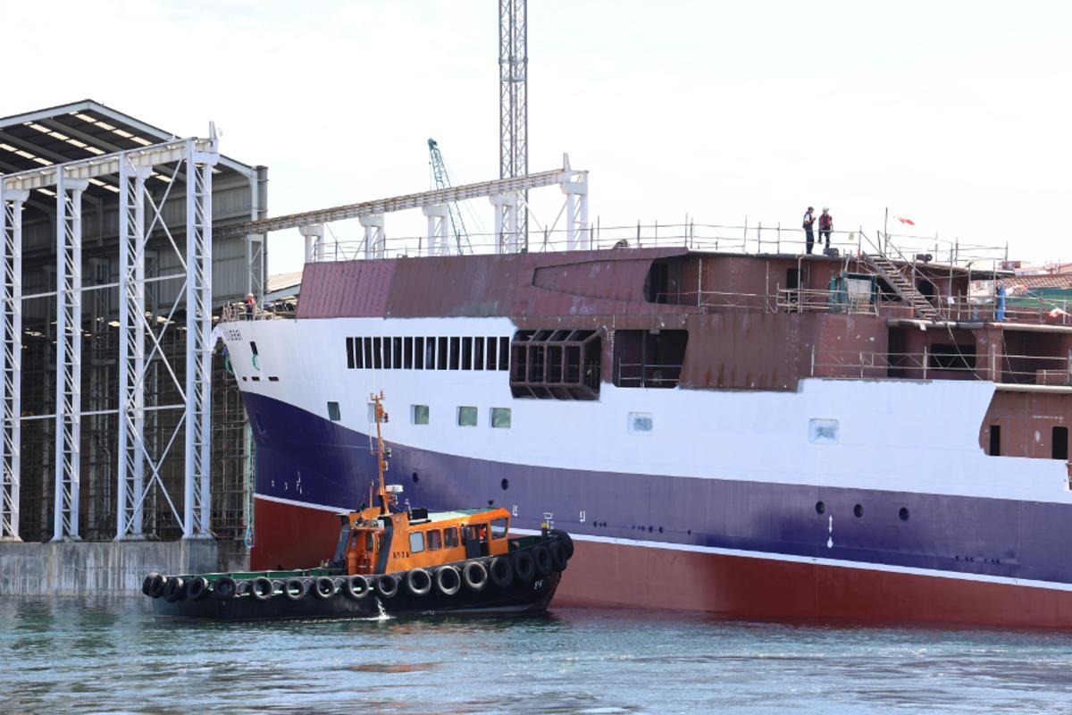 El "Odón de Buen" toca el agua en Vigo