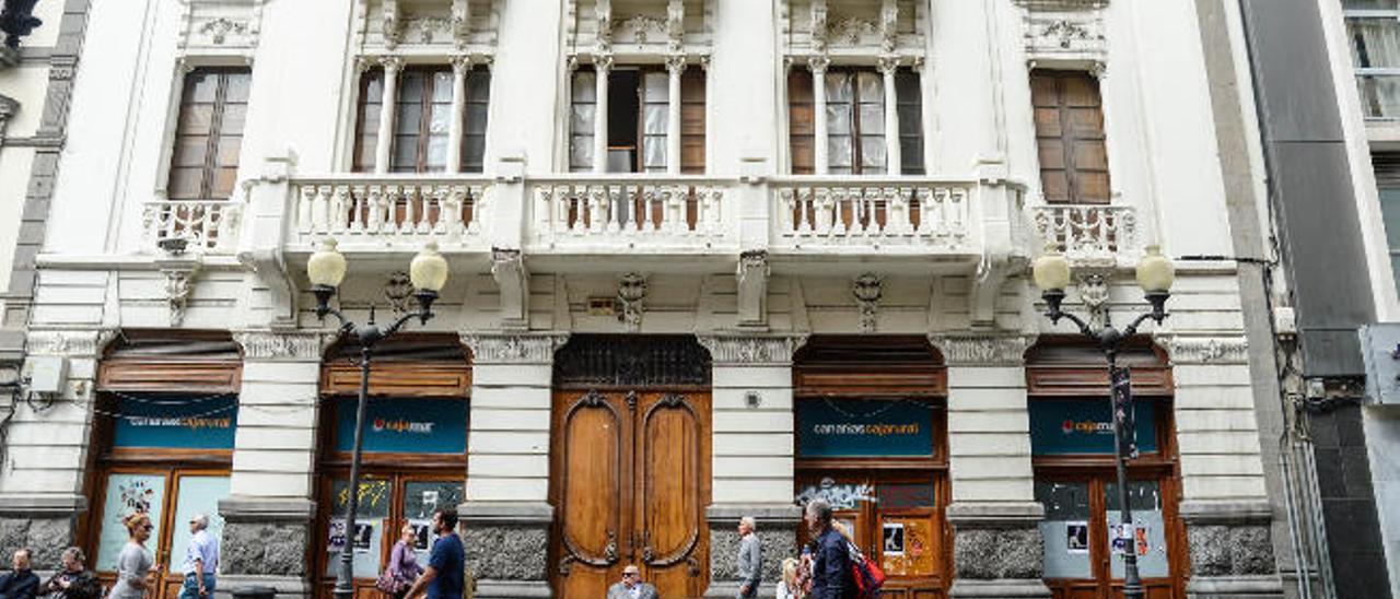 Fachada de la sede de Canarias Caja Rural Cajamar en la calle Triana de la capital grancanaria.