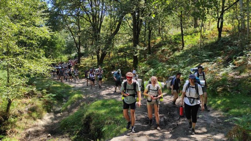 Los peregrinos madrileños de San Jorge realizando una ruta del Camiño de Taverneiro.