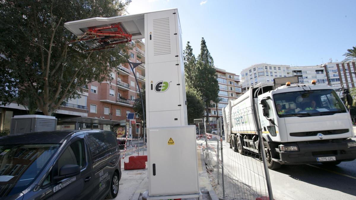 Uno de los cargadores del tranvibús ya está prácticamente instalado junto a la plaza Circular.