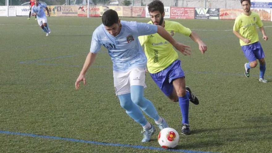 Una acción del partido de ayer entre Moaña y Nigrán. // Santos Álvarez