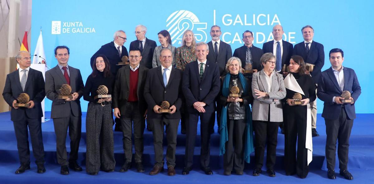 Rueda, en el centro, durante el acto de celebración del 25º aniversario de Galicia Calidade. |   // X. ÁLVAREZ