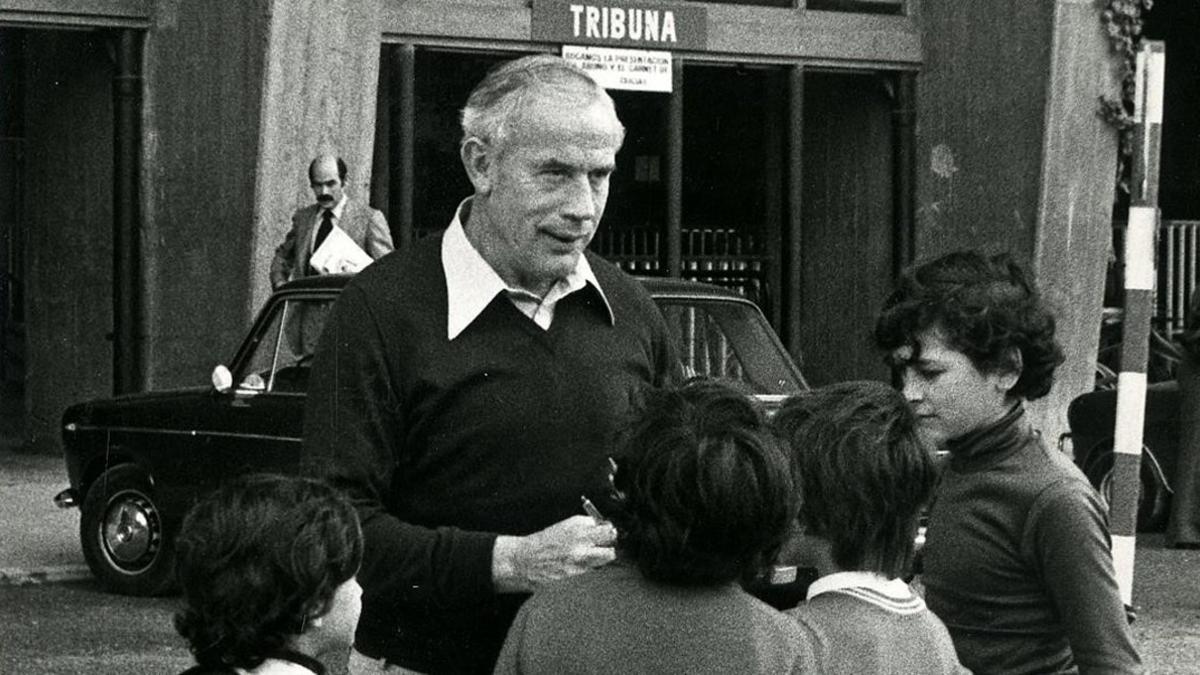 Hennes Weisweiler firma autógrafos a unos niños en el Camp Nou durante su estancia en el Barça, en 1976