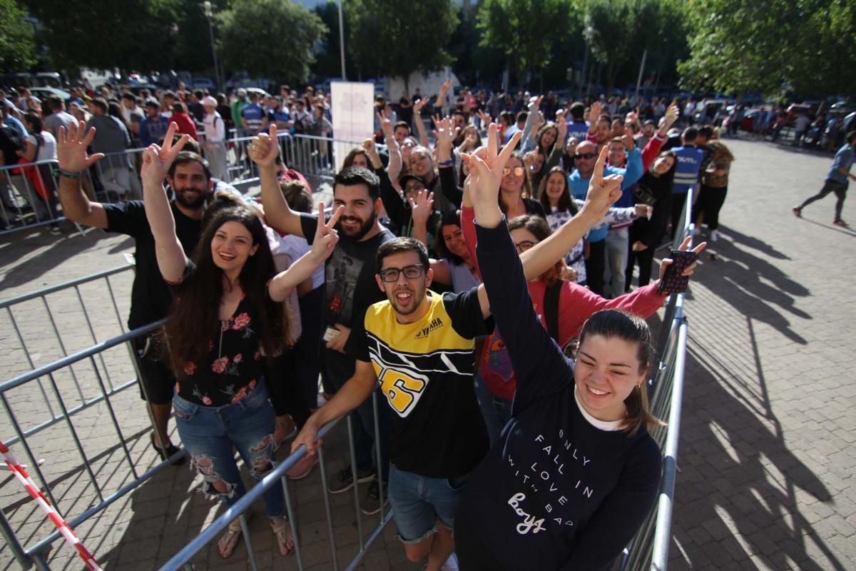 Largas colas para retirar las invitaciones del concierto de Rosalía