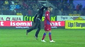 Després de l’agressió, un petard va impactar contra el porter de l’Steaua.