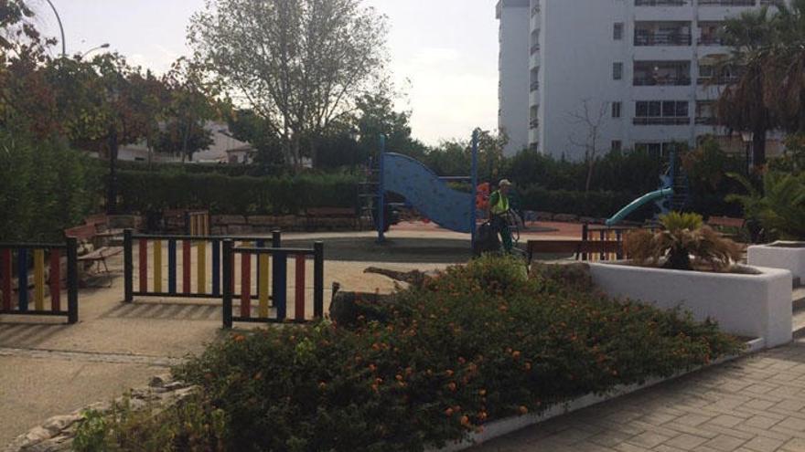 Operarios trabajan en el parque infantil en el que aparecieron los primeros casos de intoxicación.