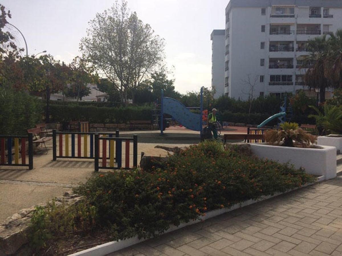 Operarios trabajan en el parque infantil en el que aparecieron los primeros casos de intoxicación.