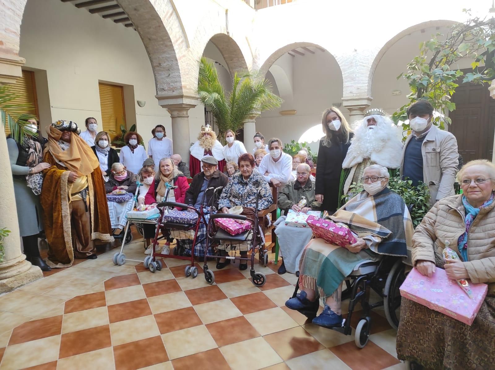 Bujalance. Entrega de regalos a los ancianos de la residencia san Juan de Dios