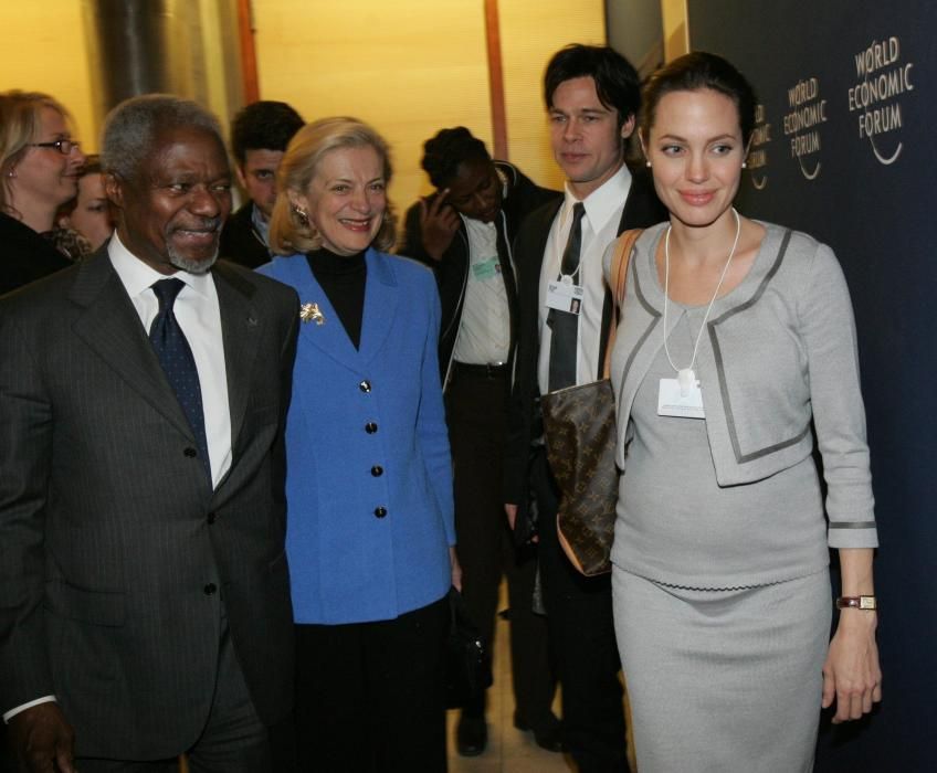 Kofi Annan , su esposa Nane Annan,la embajadora de EE. UU. Angelina Jolie  y el actor estadounidense Brad Pitt abandonan el 'A Nueva mentalidad para la sesión de la ONU en el Foro Económico Mundial (WEF) en Davos, Suiza, 26 de enero de 2006.