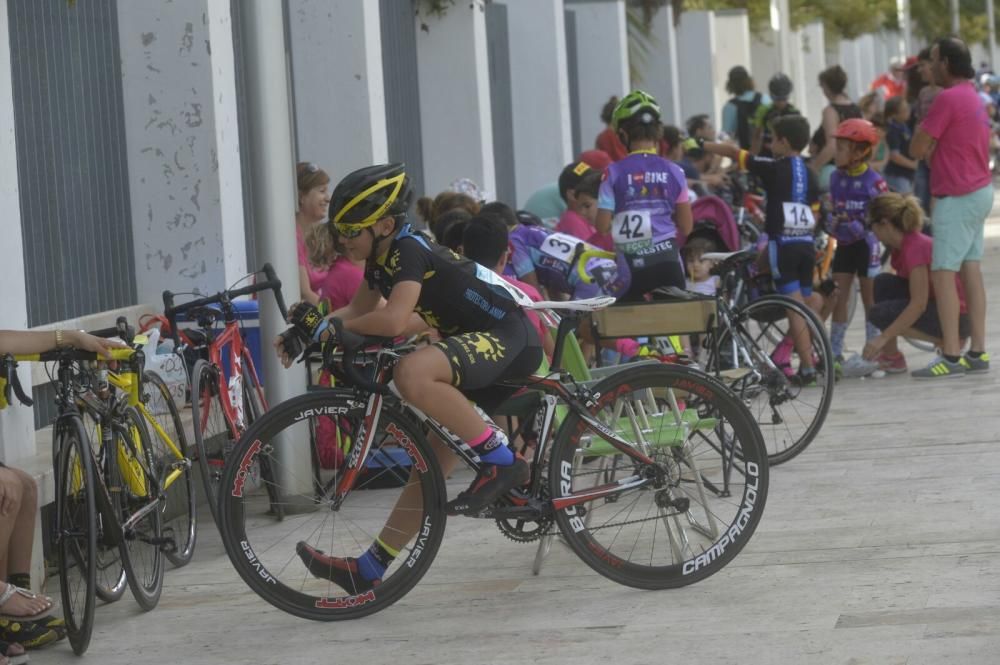 Las medallas que se entregaron a los ciclistas han sido elaboradas de manera artesanal por la ceramista Sol Pérez.