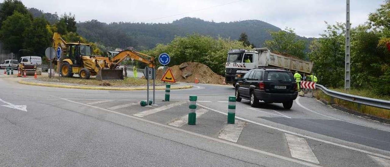 Obras en la rotonda de Broullón, acceso al Corredor dirección Vigo. // G. Núñez