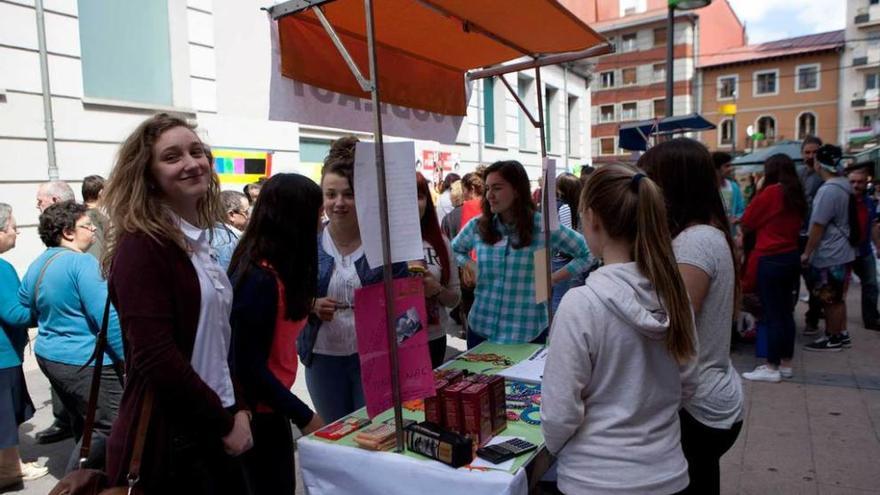 Participantes en un mercado de cooperativas celebrado en La Felguera. fernando rodríguez