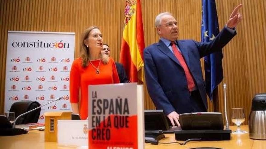 Ana Pastor atiende las explicaciones de Alfonso Guerra. // Europa Press