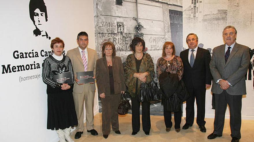 Inauguración. El presidente de la Diputación, con las hermanas de Manuel José García Caparrós.