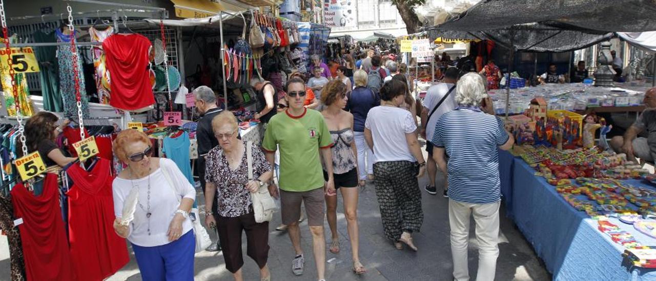 El mercadillo de los domingos en el centro deja de vender ropa y complementos