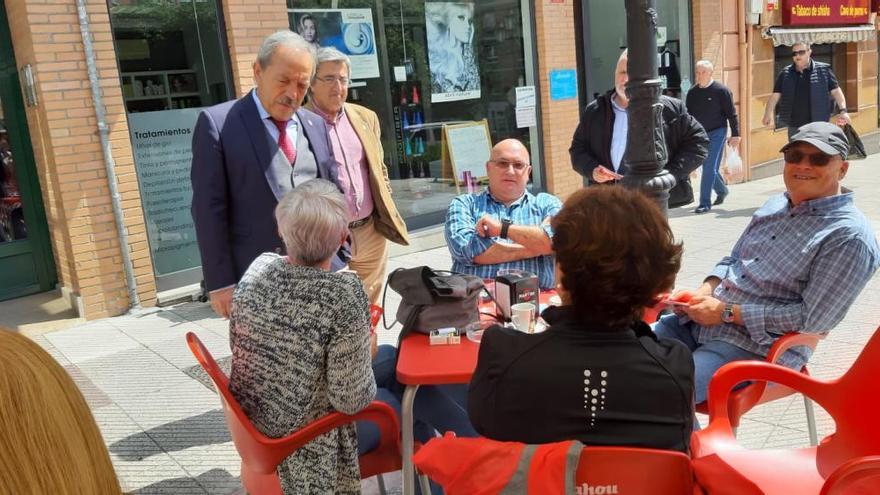 Wenceslao López durante una visita a los barrios de Pumarín y Teatinos.