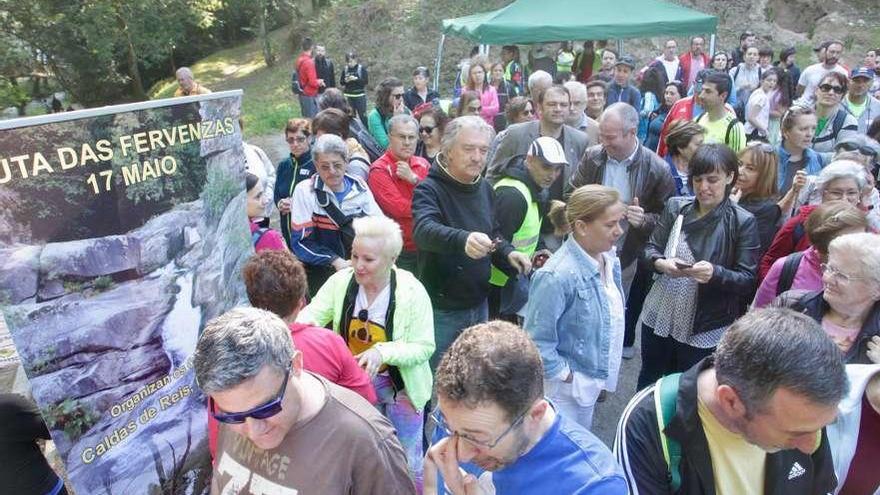 Asistentes a la ruta entre Barosa y Segade celebrada ayer. // Rafa Vázquez