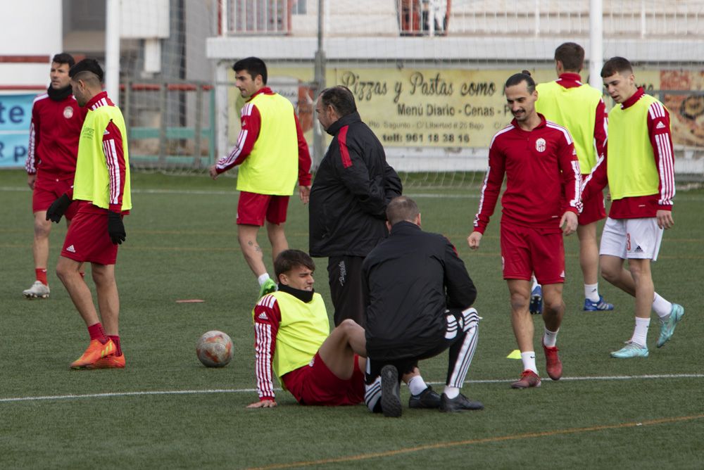 El CD Acero del Port de Sagunt entrena en el estadio Fornás antes del encuentro frente al Torrent