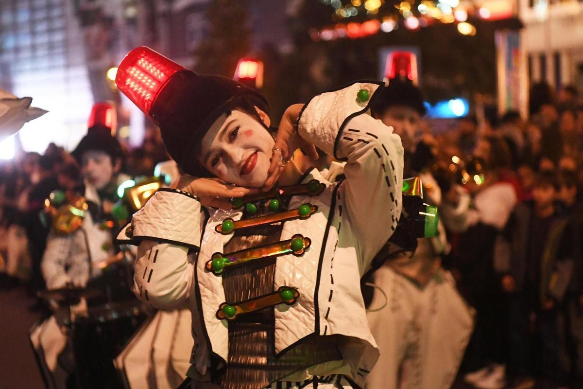 Integrantes de compañías artísticas en la Cabalgata de Reyes en A Coruña.
