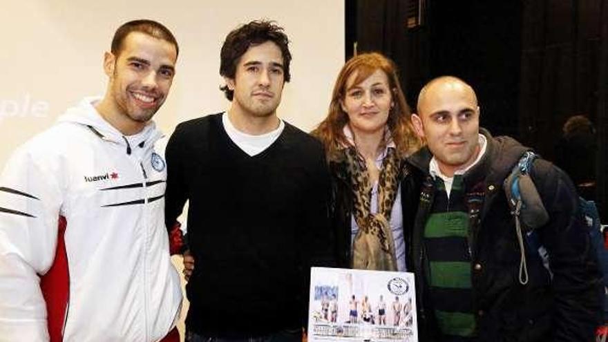 A la derecha, J. Marío Rodríguez, con miembros del club.  // A. H.