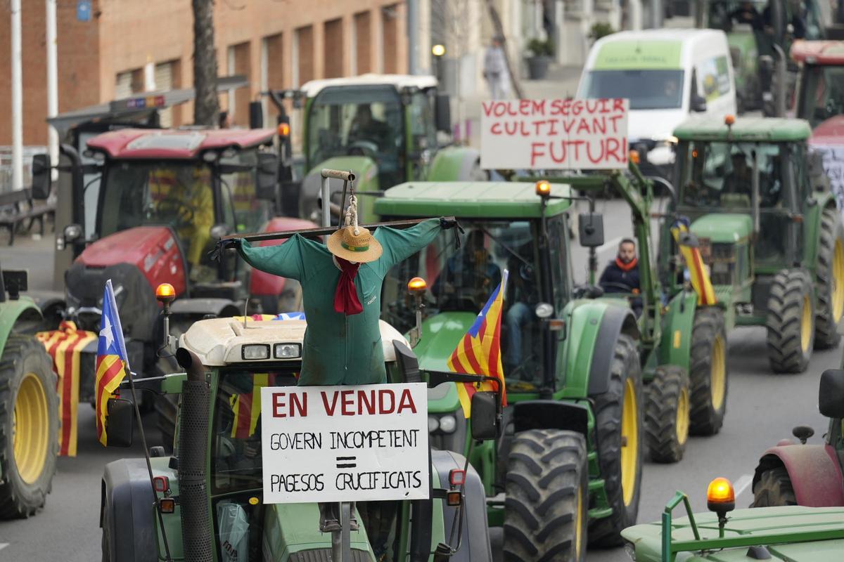 Concentración de agricultores con sus tractores en Girona, en protesta por las condiciones del sector