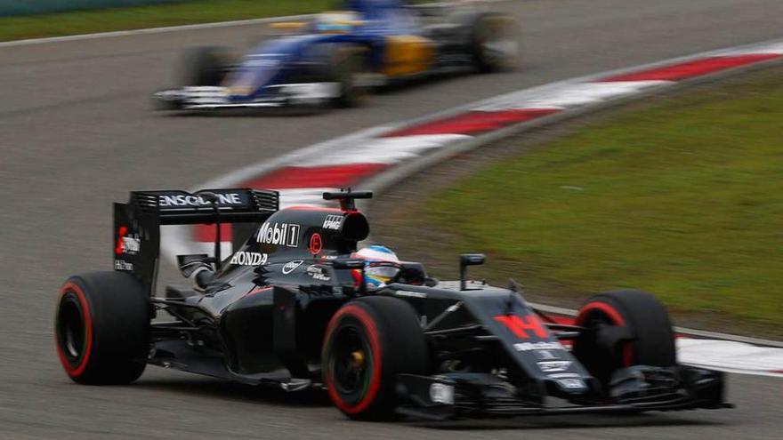 Fernando Alonso rueda con su McLaren-Honda en la clasificación del GP de China por delante del Sauber del brasileño Nasr.